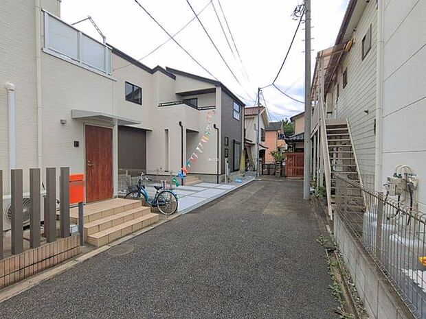 前面道路含む外観