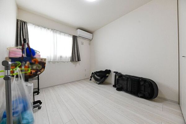 2階洋室／室内大変綺麗にお使いいただいています。LDKと2階各居室（3部屋）には、エアコン設置済みです。