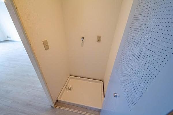 【　ランドリースペース　】キッチン横には、独立したランドリースペースを造作。まとまった家事動線で、毎日の家事効率も上がります