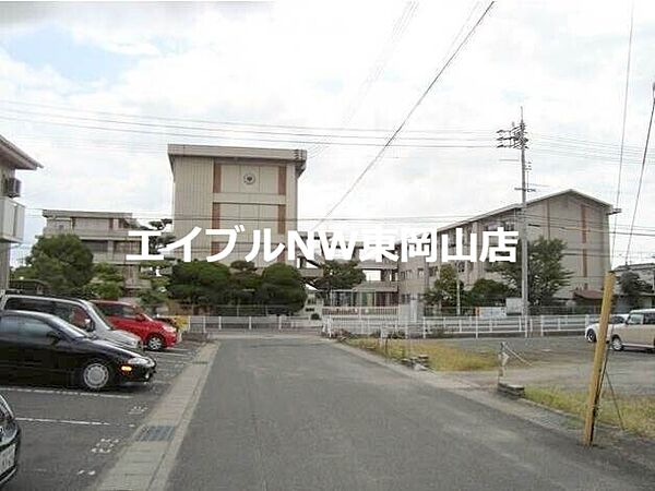 画像25:岡山市立平井小学校 558m