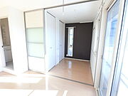 明るいフローリングフロアです。