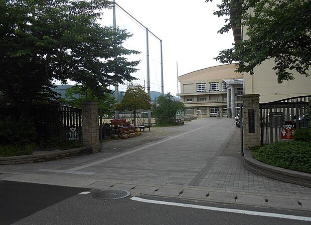 施設名: 京都市立花山中学校現地からの距離: 1230m