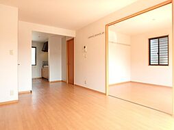 フラワーレジデンスＪＵＮ　Ｆ 2階2LDKのリビング/ダイニング