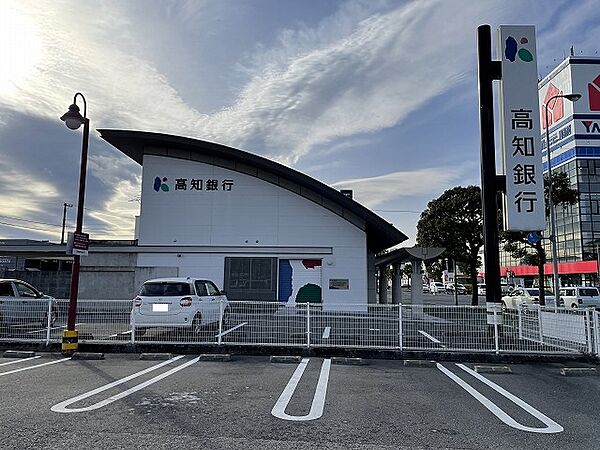 高知銀行薊野支店（359m）