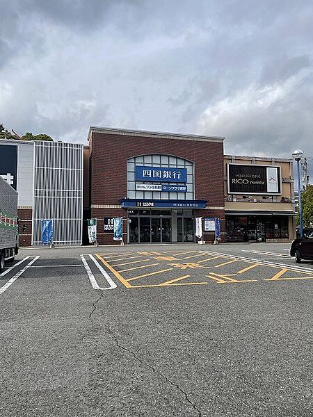 四国銀行薊野支店（490m）
