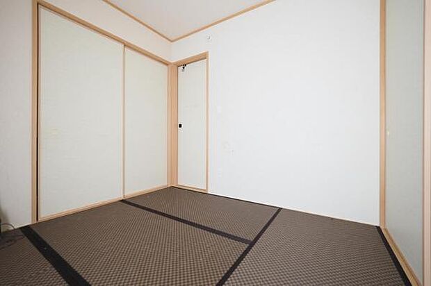 リビング横、5帖の和室。畳の常識にとらわれないカラーが現代のインテリアと調和します。