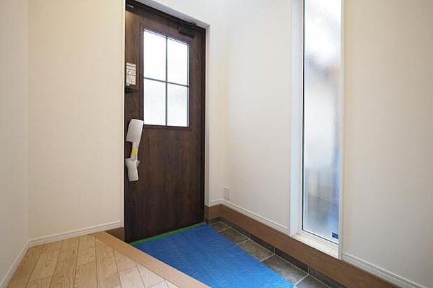 窓から優しい光が降り注ぐ玄関。シューズインクローゼットが設えてあり、玄関はいつでもすっきりとした空間が保てます。