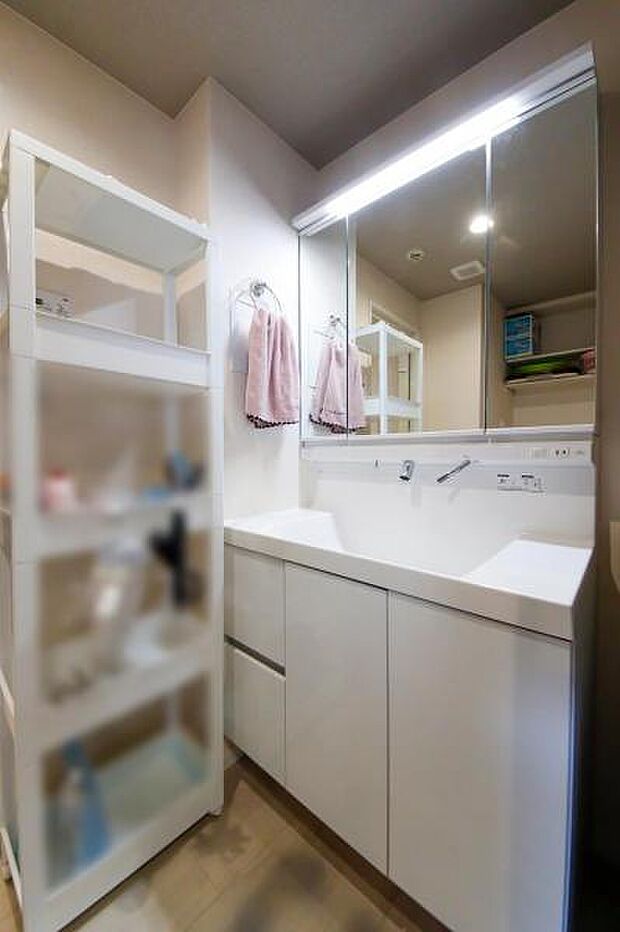 三面鏡タイプで身支度しやすいシャワー付き洗面台。鏡面裏収納にはコスメやドライヤーがすっきりと片付きます
