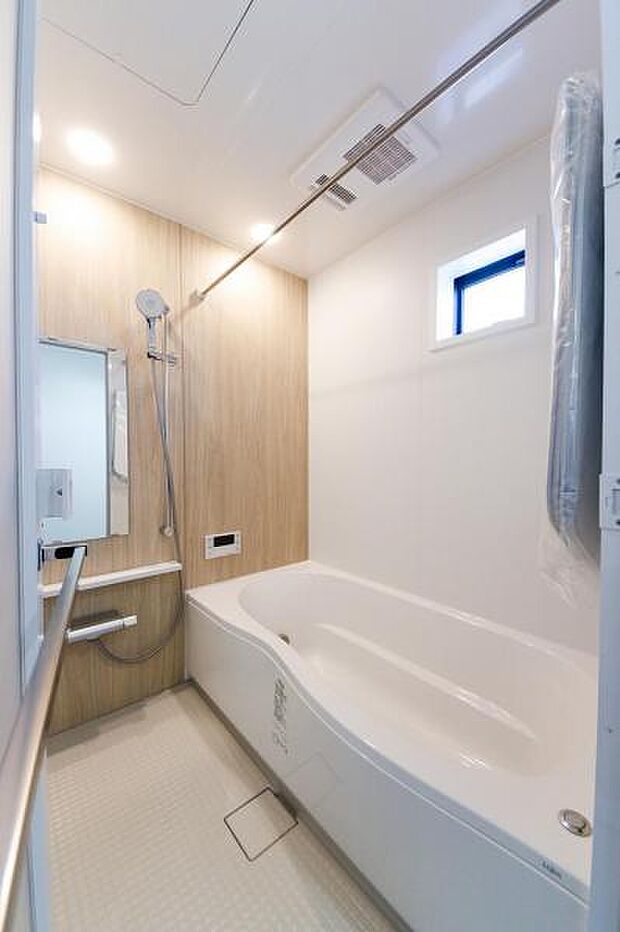4号棟バスルーム【ご成約済み】／バスルームには「サーモバスS」を採用。お湯を入れてから4時間後の低下温度は-2.5℃以下。ダブル保温構造で最後の一人まで温かい省エネ設計です。（JIS高断熱浴槽準拠）