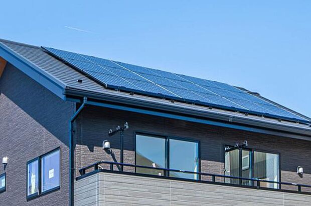 全邸で太陽光発電パネル＋蓄電池設備を採用。エコなスローライフを叶える大型分譲地です