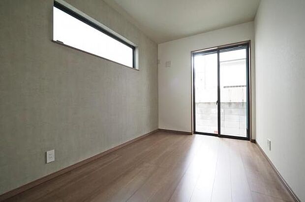 1階5帖洋室。ウォークインクロゼット完備で住空間を広々とご使用できます。