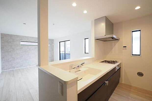 キッチンから、リビング、ダイニングが見渡せて、とても開放的で一体感があります。