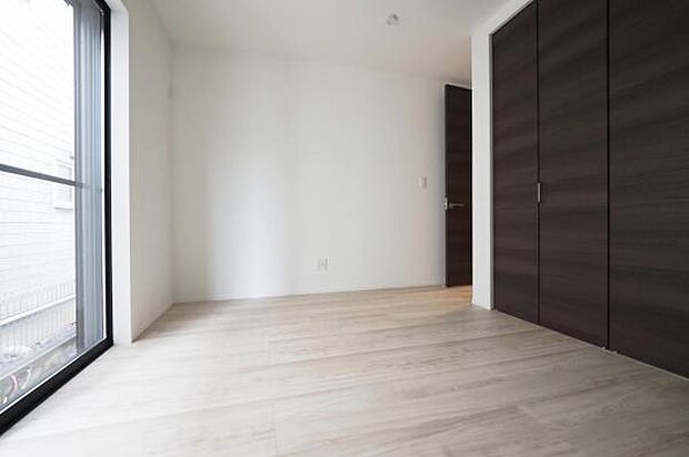 6.5帖洋室。大きな収納付きで住空間を広く使えます。