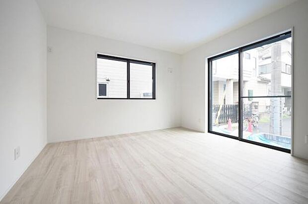 1階8帖洋室。ゆとりのある室内でプライベートな時間が楽しめます。