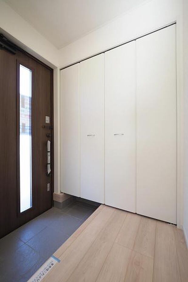 大きな収納付きで機能的な玄関。