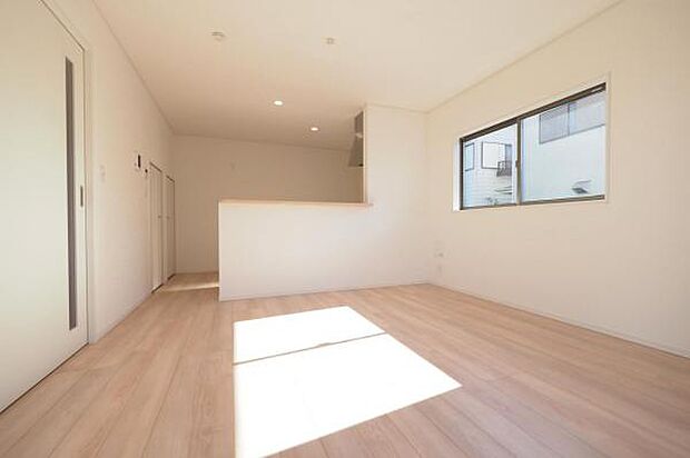 家族が寛ぐ開放的で伸びやかな空間のリビング。