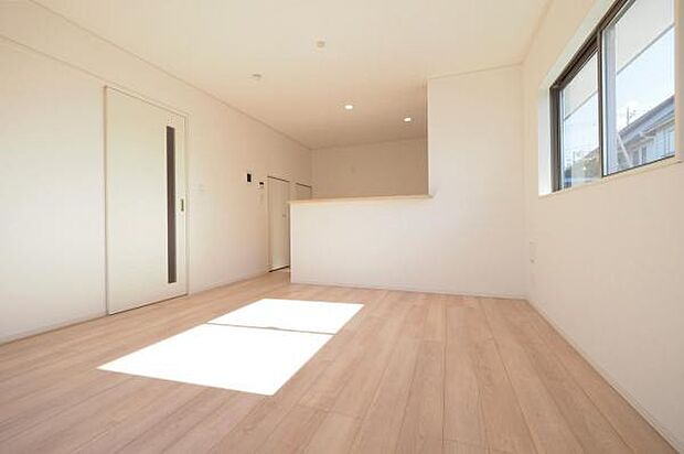 キッチンから、リビング、ダイニングが見渡せて、とても開放的で一体感があります。