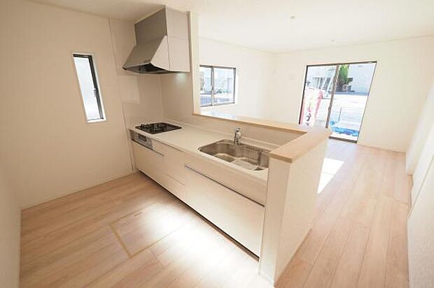 キッチンから、リビング、ダイニングが見渡せて、とても開放的で一体感があります。