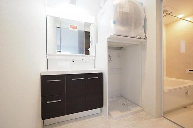 蛇口の根元に水がたまりにくくお手入れのしやすい洗面化粧台。