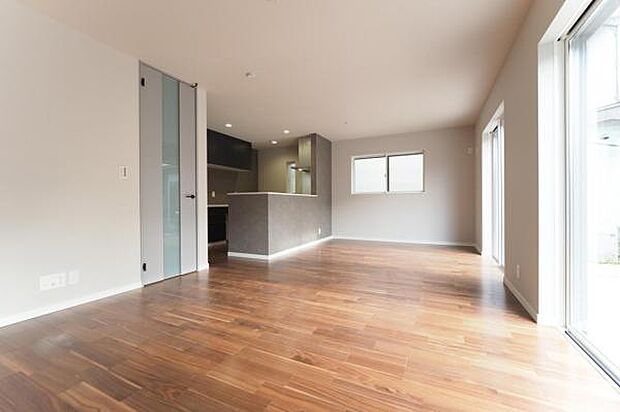 自然光に満ちた明るいリビングは、自然と家族が集う心地よさがあります。