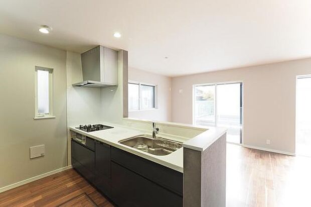 キッチンからリビング全体を見渡せて、お子様にもすぐ目が届くので安心してお料理ができます。