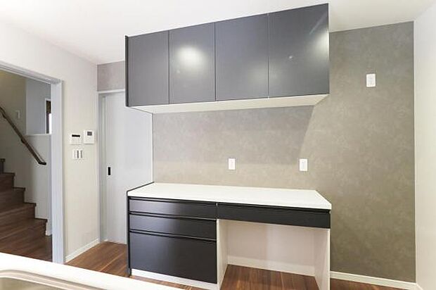 キッチン背面にはキッチンと同じ配色の吊戸棚とカップボードを設置しました。