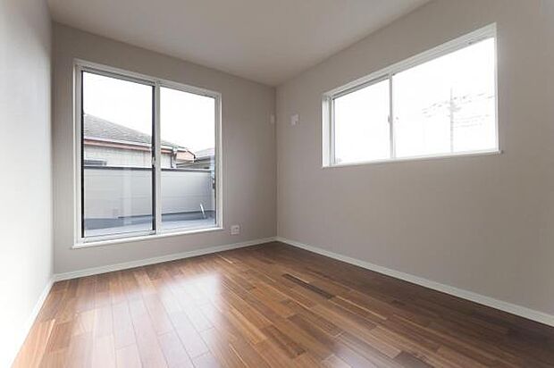 5.5帖洋室。様々なインテリアに合わせやすい、落ち着いた印象の室内。