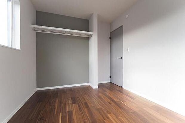 5.5帖洋室。様々なインテリアに合わせやすい、落ち着いた印象の室内。