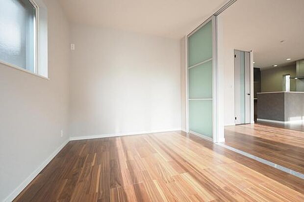 リビング横の洋室。リビングの続き部屋としても使えるお部屋