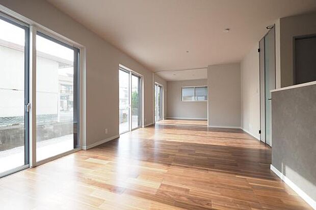 自然光に満ちた明るいリビングは、自然と家族が集う心地よさがあります。