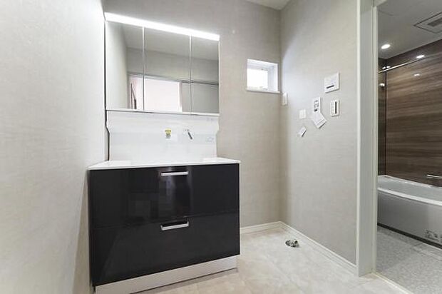 蛇口の根元に水がたまりにくくお手入れのしやすい洗面化粧台。