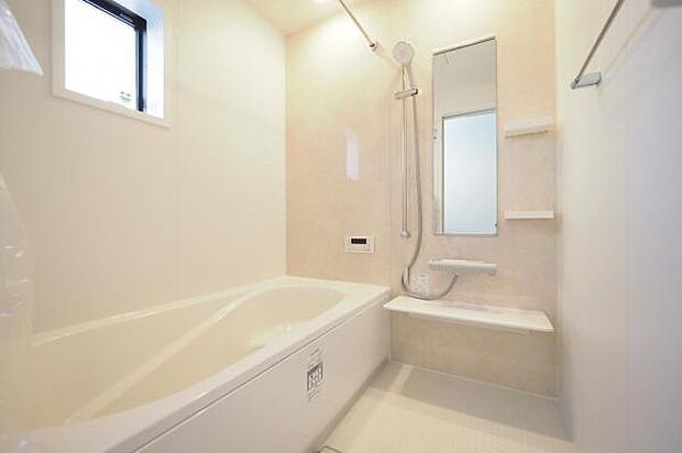 明るく柔らかい雰囲気のバスルーム。