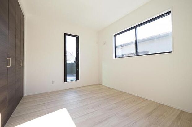 6.5帖洋室。様々なインテリアに合わせやすい、ナチュラルな配色の室内。