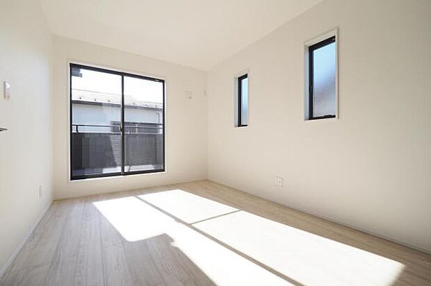 6帖洋室。様々なインテリアに合わせやすい、落ち着いた印象の室内。