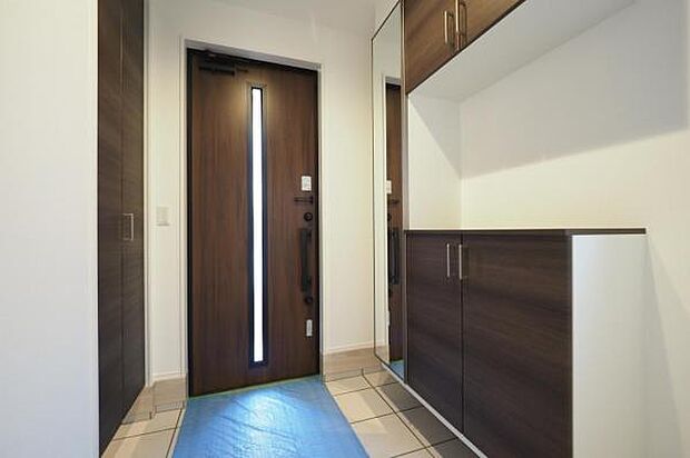 飾りも楽しめる収納付きで使い勝手の良い玄関。