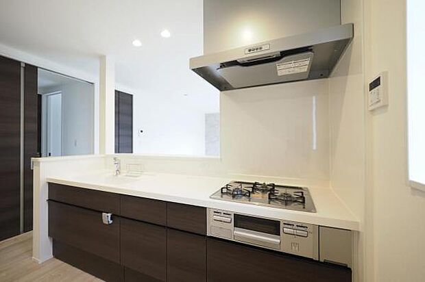 リビングを見渡せる対面式キッチン。家事をしながらご家族との会話も弾みます。