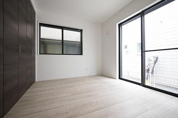 【6.5帖洋室】大きな収納付きで住空間を広く使えます。