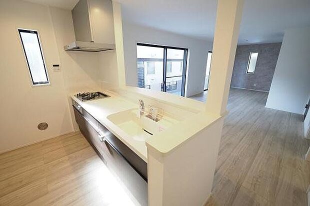 リビングを見渡せる対面式キッチン。家事をしながらご家族との会話も弾みます。