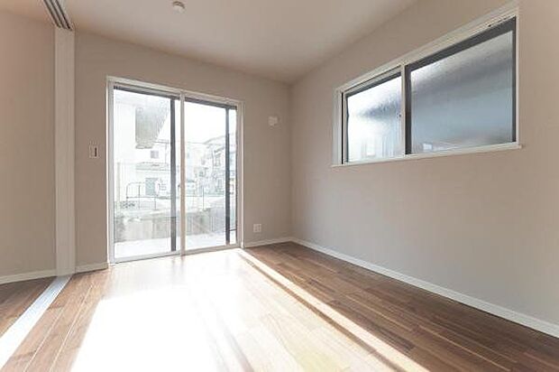 リビング横の洋室。リビングの続き部屋としても使えるお部屋