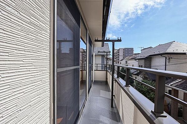 バルコニー／南側で陽当たり良好なバルコニー。天日干しで洗濯物もバッチリ乾きます。