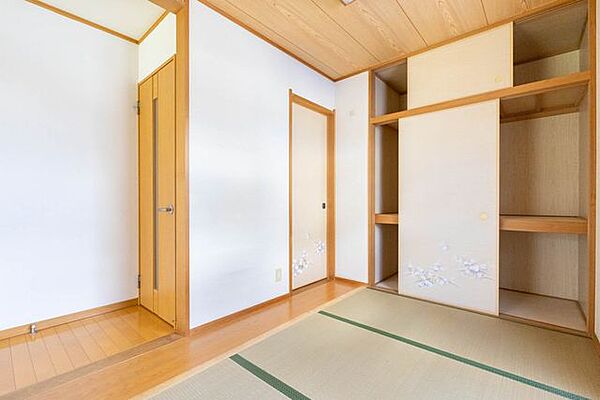 和室4.375帖／リビングに隣接する和のスペース。畳でゴロゴロひと休みの時間も、和室ならではの乙な過ごし方ですね♪