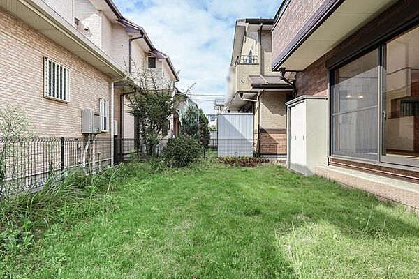 約19帖の広々とした南側の庭で、屋外アクティビティが楽しめます！バーベキューやドッグランなどが可能で、家族団らんの幅が広がる住まいです。