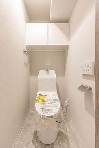 トイレ／収納やタオルハンガーなど、設備が整ったトイレです。