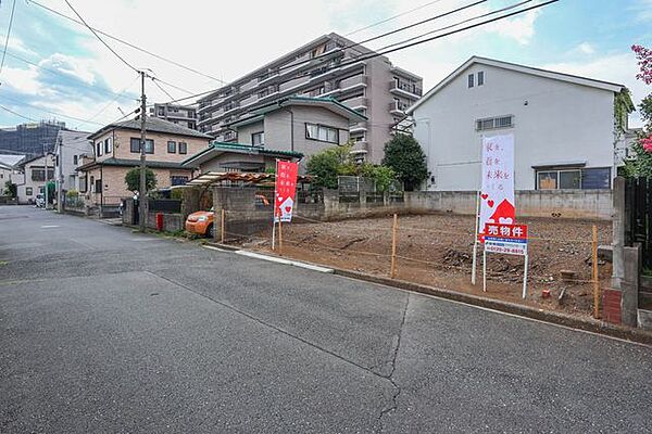 前面道路は幅員6m。お出掛けしやすい接道です。