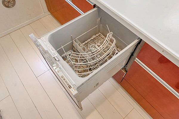 キッチン／ビルトイン食洗機が内蔵されたキッチン。便利なカップボード収納も。