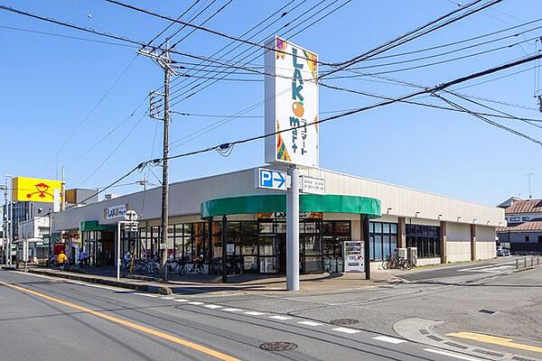 ラコマート上安松店 徒歩9分。 700m