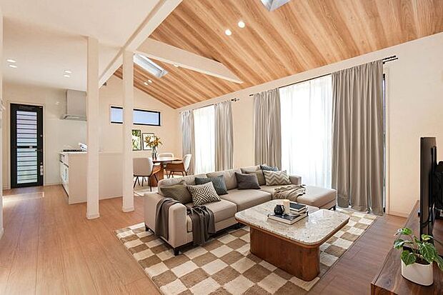 LDKやホールにトップライトが採用された、平屋の新築戸建。木目調の勾配天井や、南向きで陽当たり良好なウッドデッキなど、デザイン性の中に木の温もりを感じる住まいです。(家具はCGによるイメージです)