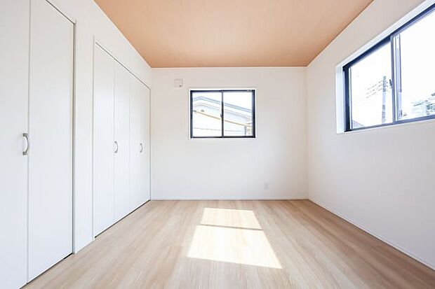 【 洋室 】7.0帖の洋室です。クローゼット収納も備わり、使いやすいお部屋です。