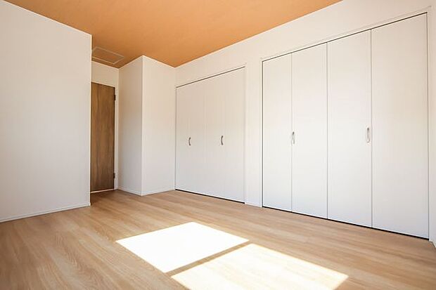 【 洋室 】7.0帖の洋室です。陽当たり良好なお部屋です。