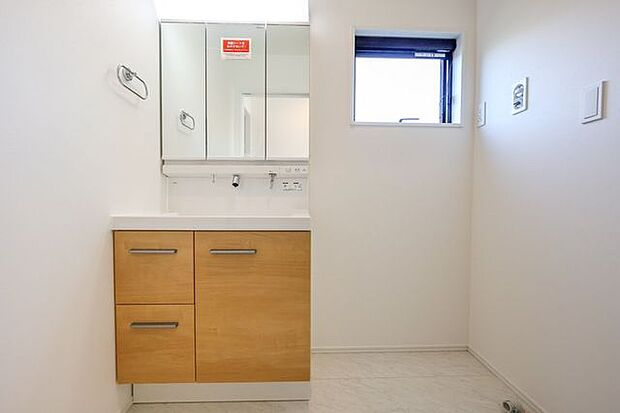 【 洗面所 】収納が豊富に揃う、三面鏡ドレッサー付きです。
